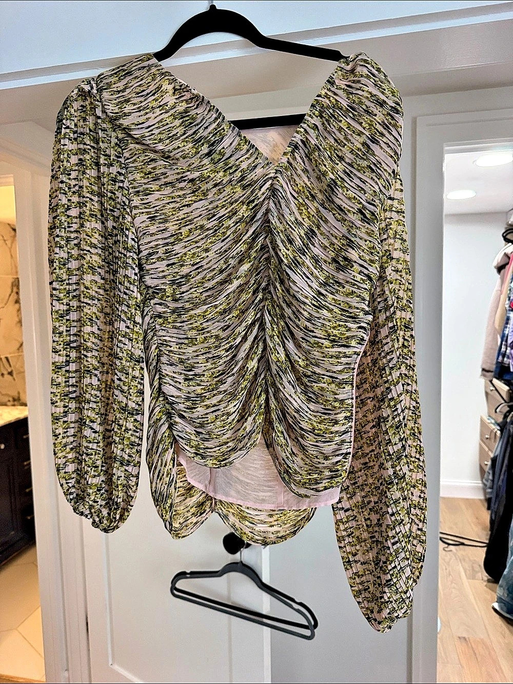 White House Black Market Ruched Long Sleeve Blouse in Green & White Size 6